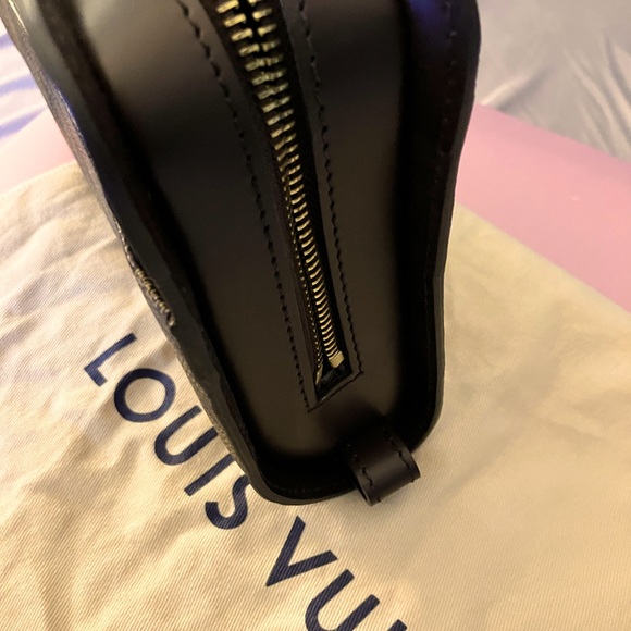 Louis Vuitton Travel Tote in Classic Damier Ebene Print - Picture 5 of 8